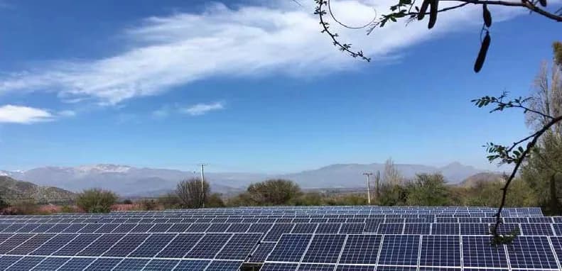 Planta solar en suelo de Hacienda La Higuera, en Santa María, con la cordillera de fondo